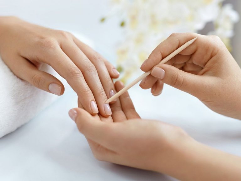 How to remove cuticles and avoid damage to the nails?